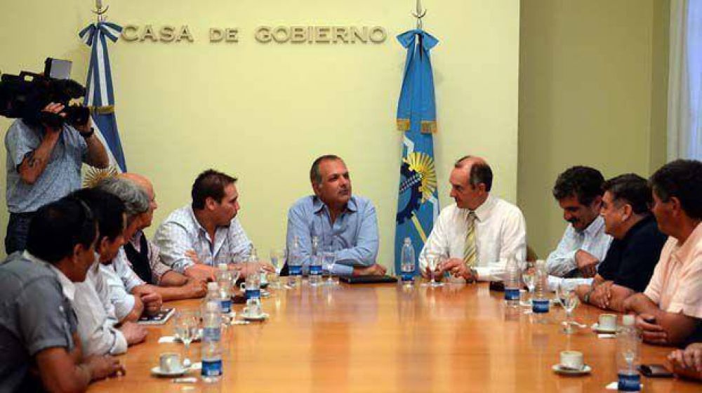 Buzzi se reuni� con los concejales del FpV y luego con la CGT Chubut