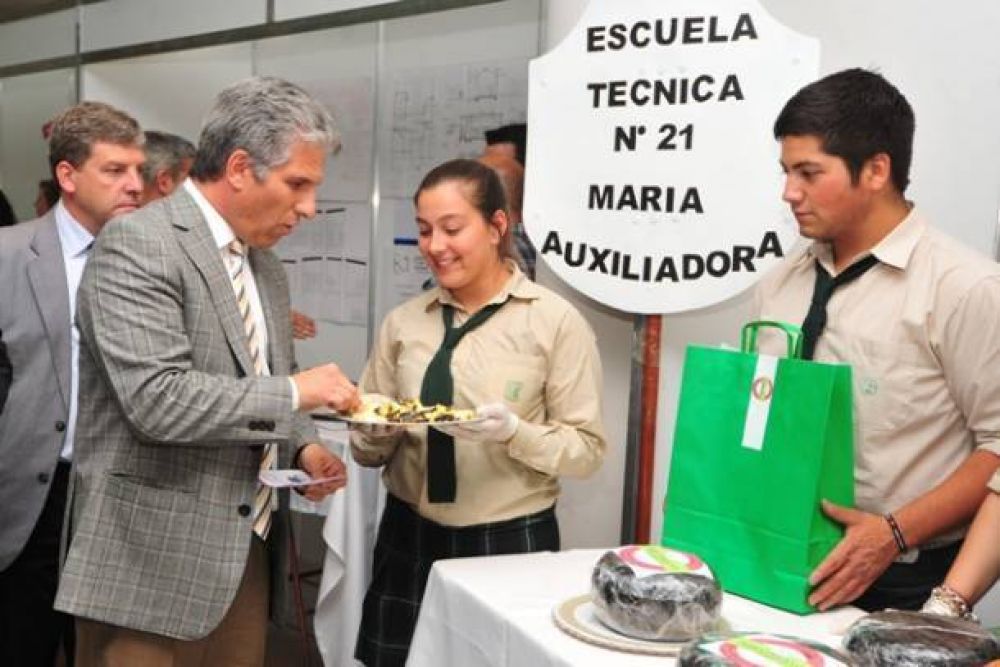 El Gobierno entreg� aportes a 27 escuelas t�cnicas puntanas