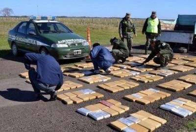 Incautaron 300 kilos de coca�na en avionetas y detienen a diez narcos