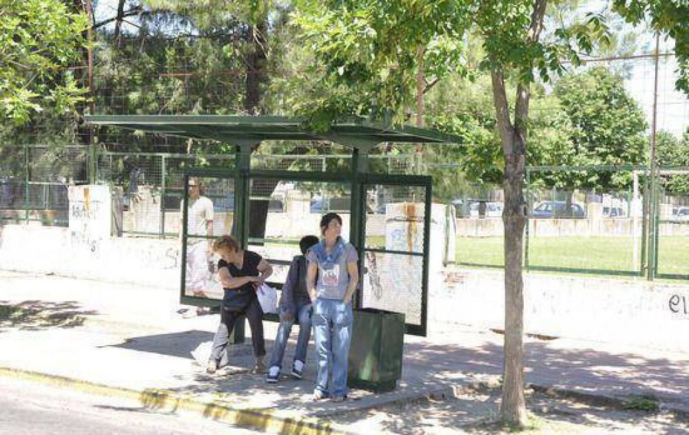 El Municipio recicla las paradas de colectivos para mejorar la seguridad y la est�tica en toda la ciudad  