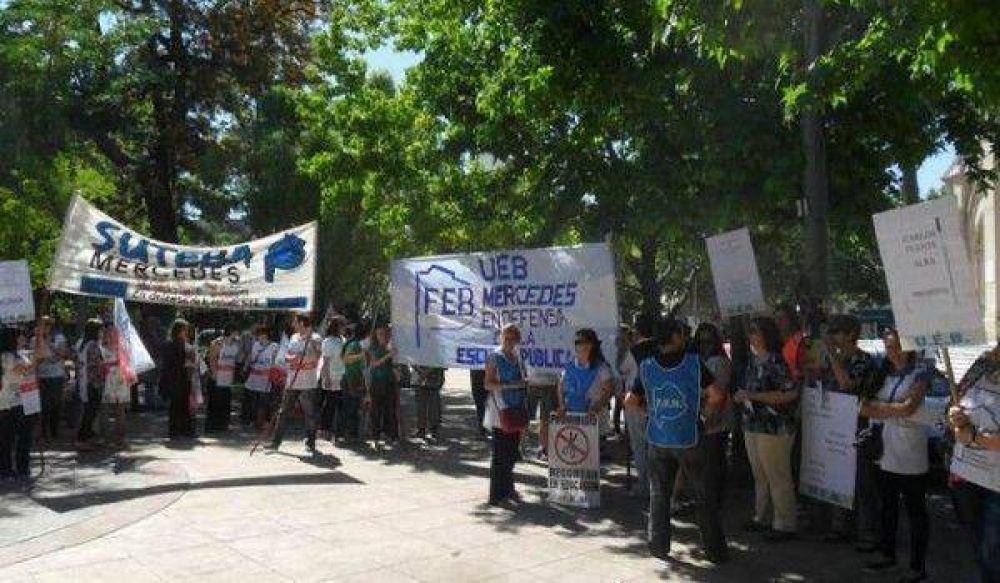 Docentes realizaron movilizaci�n local y provincial