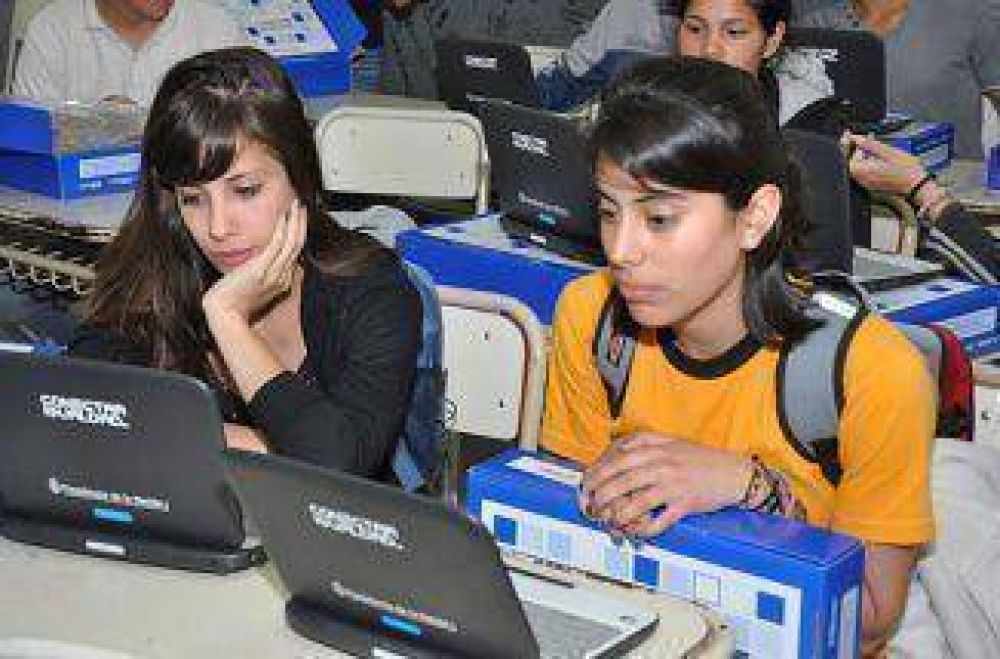 Entregaron m�s de 500 netbooks a j�venes de la Escuela Media N� 9 de Zeballos