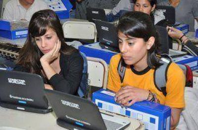 Entregaron m�s de 500 netbooks a j�venes de la Escuela Media N� 9 de Zeballos