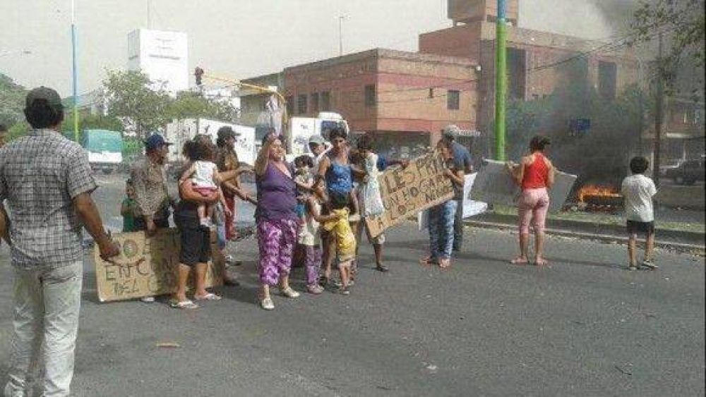60 familias que ocupan El Provincial se oponen a que se instalen los ambulantes