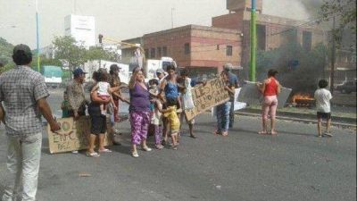 60 familias que ocupan El Provincial se oponen a que se instalen los ambulantes