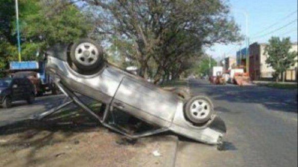 Hizo una mala maniobra y termin� volcado