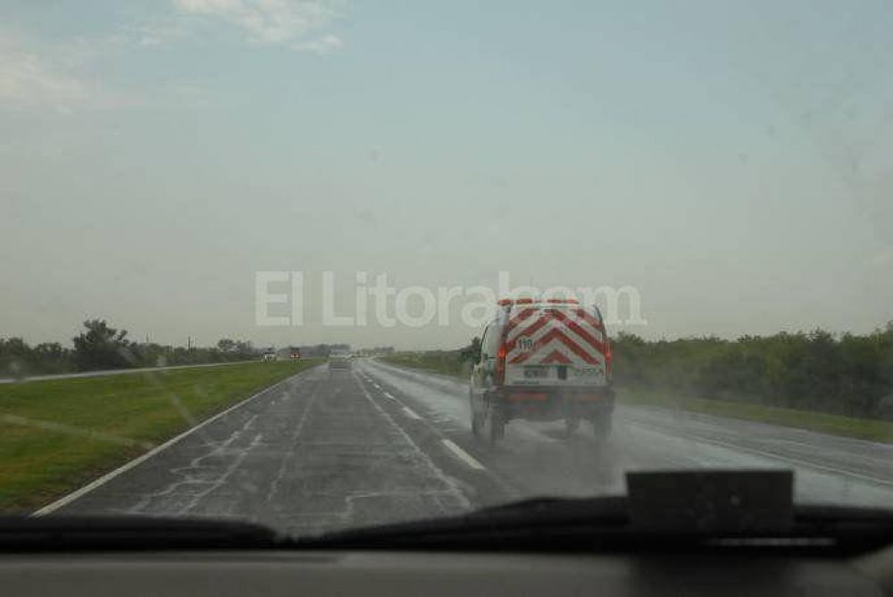 Volc� un cami�n y cort� el tr�nsito sobre la autopista Santa Fe-Rosario