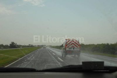 Volc� un cami�n y cort� el tr�nsito sobre la autopista Santa Fe-Rosario