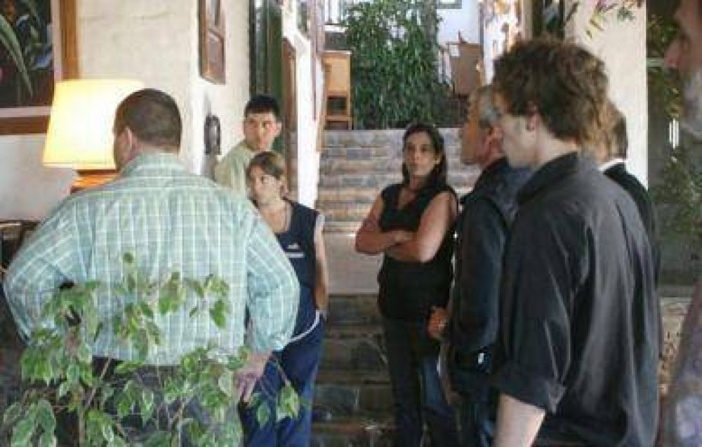 Los trabajadores paralizaron la Posada de los Pjaros en reclamo del pago de salarios y blanqueo