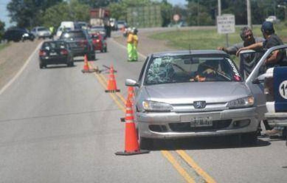 Un ciclista de 13 a�os la sac� barata al ser embestido por un auto en la Ruta 226