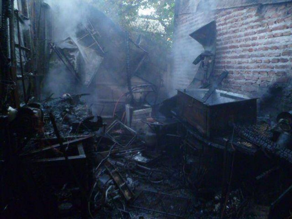 Por un descuido, se incendi� un galp�n y parte de una casa