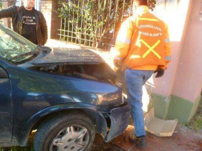 Perdi� el control de su auto y termin� chocando contra un medidor
