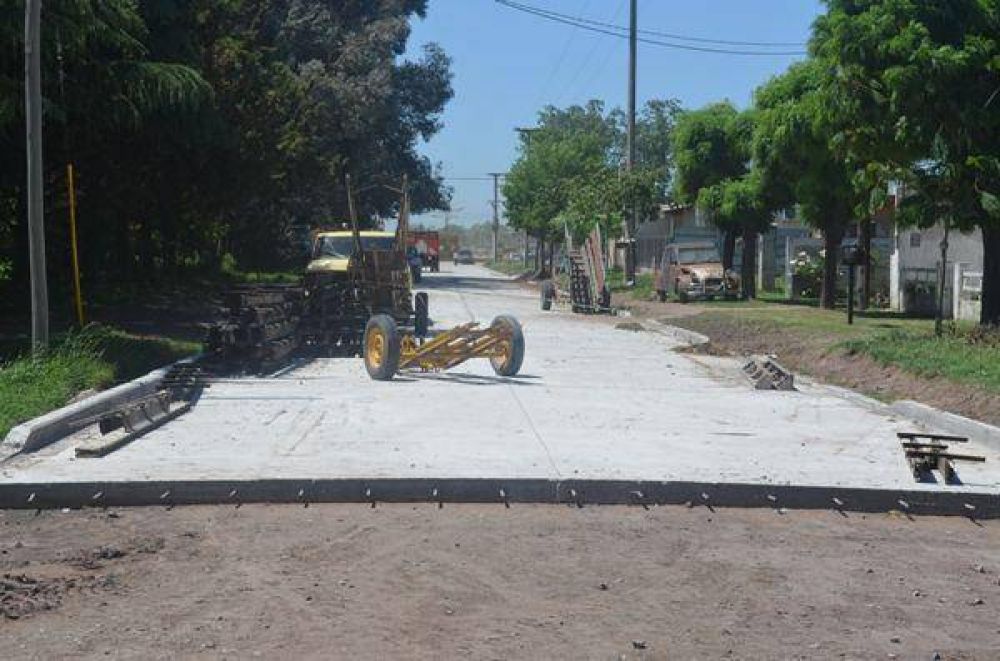 Gorosito: "Continuamos con las obras de pavimento en la ciudad cabecera y tambi�n en la localidad de Del Carril"