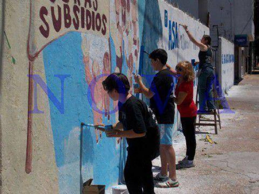 La Plata: vuelven a pintar, por cuarta vez, el mural de los Inundados en Parque Castelli