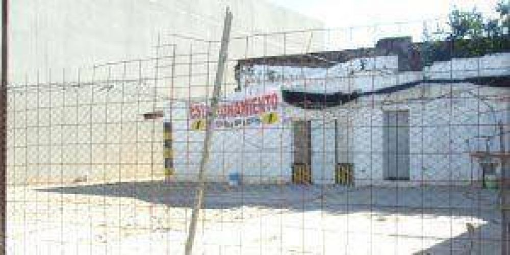 Estacionamiento funcionar�a sin habilitaci�n y �colgado� de la luz