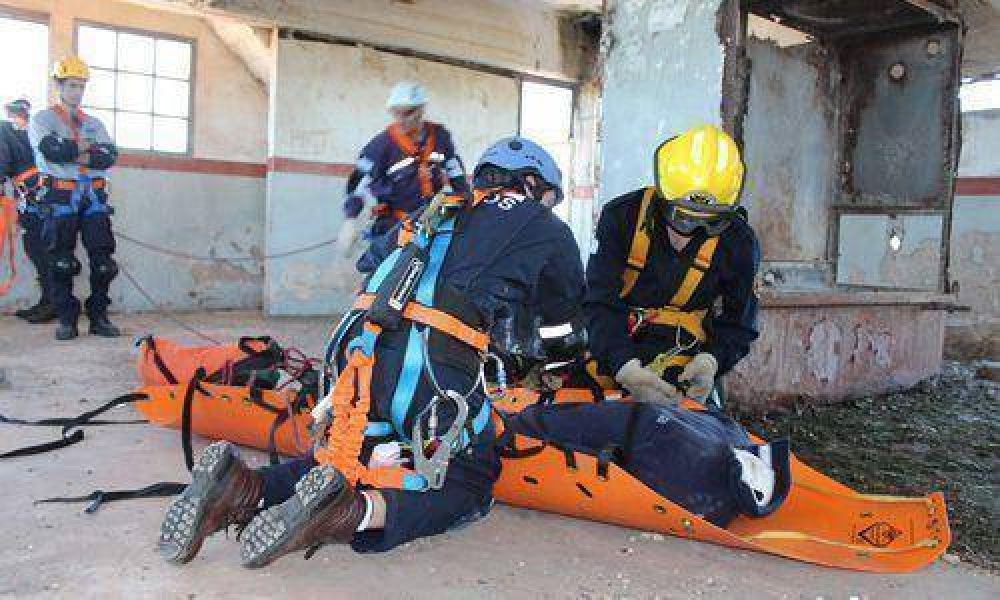 Bomberos se capacitan en t�cnicas de rescate para cat�strofes en altura