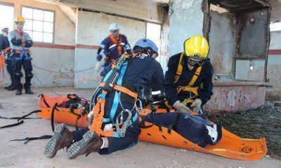 Bomberos se capacitan en t�cnicas de rescate para cat�strofes en altura