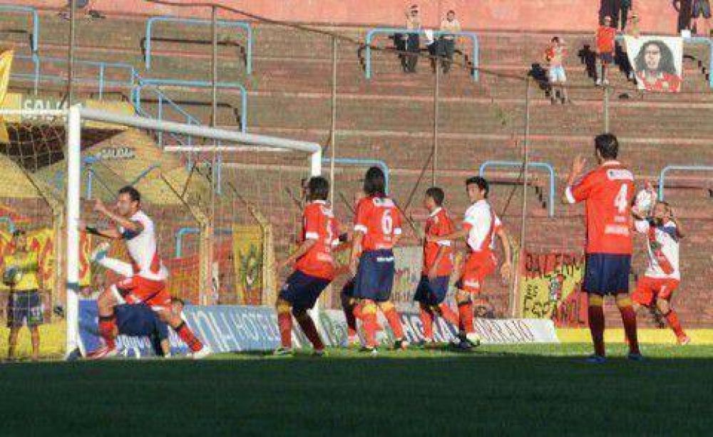 Luj�n construy� un triunfo clave y qued� en la punta del campeonato