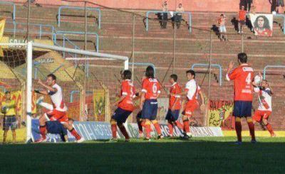 Luj�n construy� un triunfo clave y qued� en la punta del campeonato