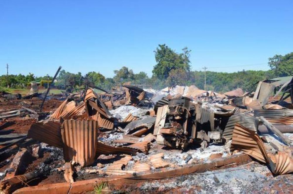 Un incendio destruy� m�quinas y un tinglado de una maderera