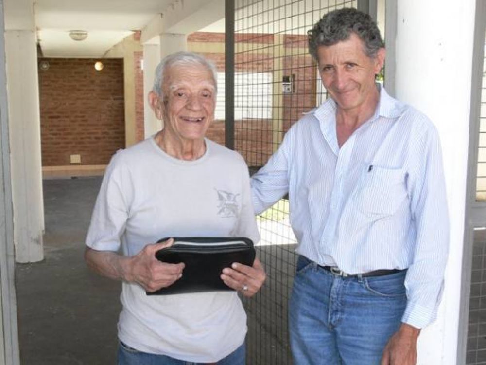 Un remisero devolvi� 4 mil pesos que olvid� un jubilado