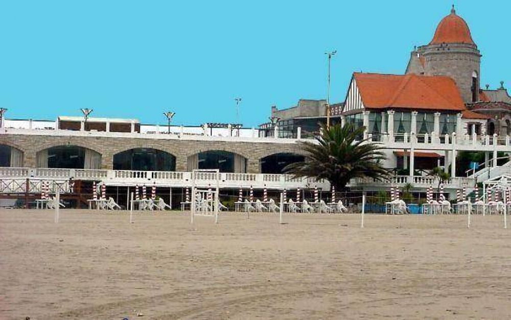 Hallan un cuerpo mutilado flotando en la playa del Torre�n