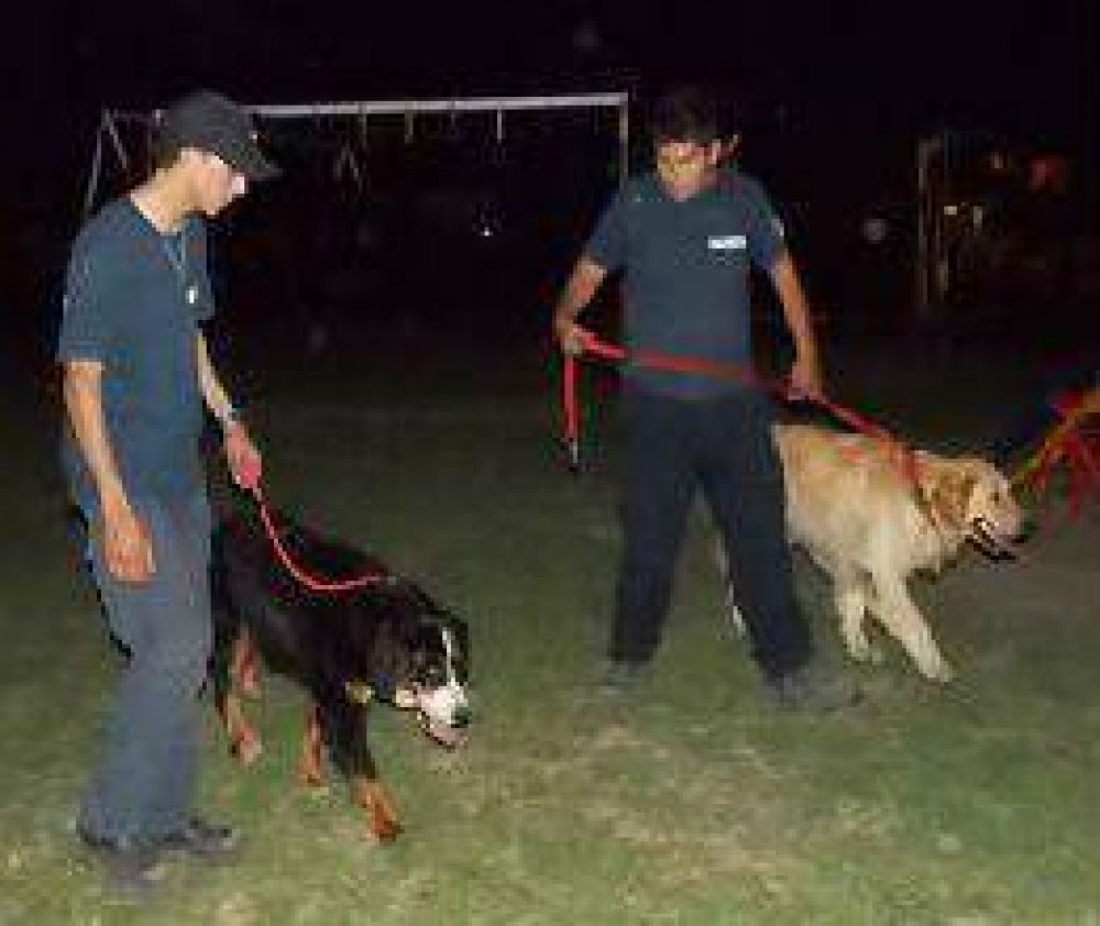 Un centenar de polic�as y canes buscan a la menor  