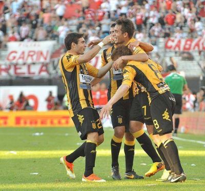 Olimpo festej� ante River el triunfo que necesitaba