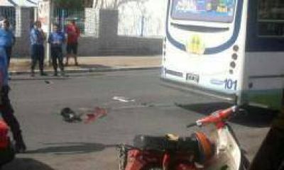 Capital. Colectivo embisti� a motociclista que falleci� en el acto