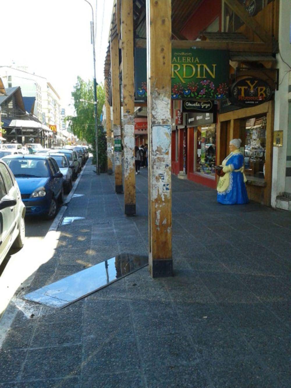 Vidrio de una marquesina cay� sobre vereda en plena Mitre