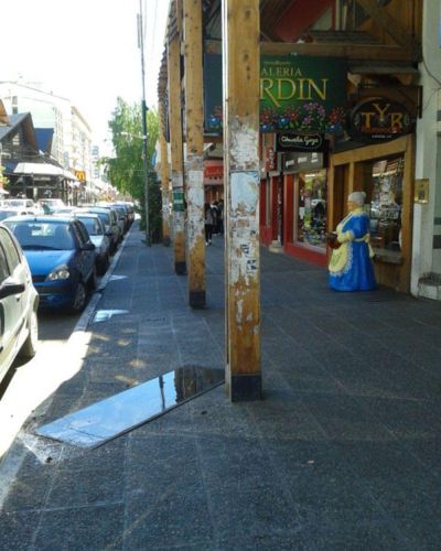 Vidrio de una marquesina cay� sobre vereda en plena Mitre