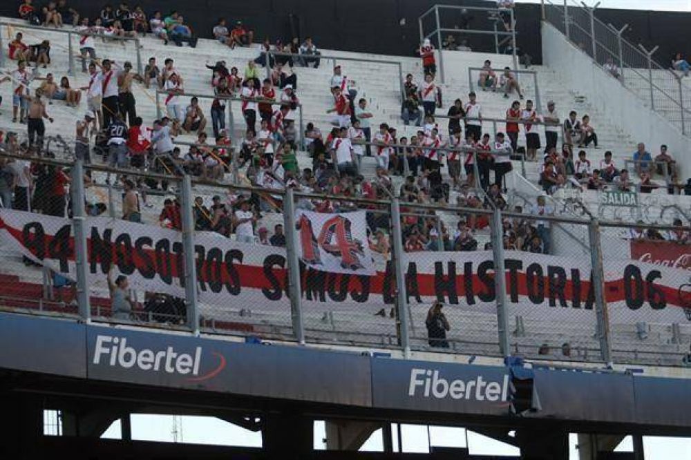 Clima tenso en el Monumental con dos facciones de la barra brava enfrentadas
