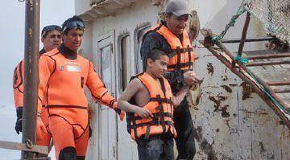 Se salvaron de morir ahogados al aferrarse a una boya