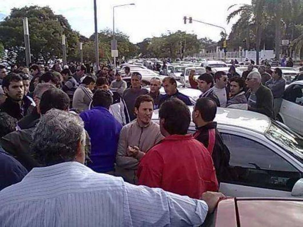 Remiseros hacen "causa com�n" y fijan nueva m�nima