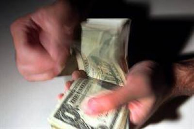 El d�lar blue pisa los 10 pesos en el arranque de la semana