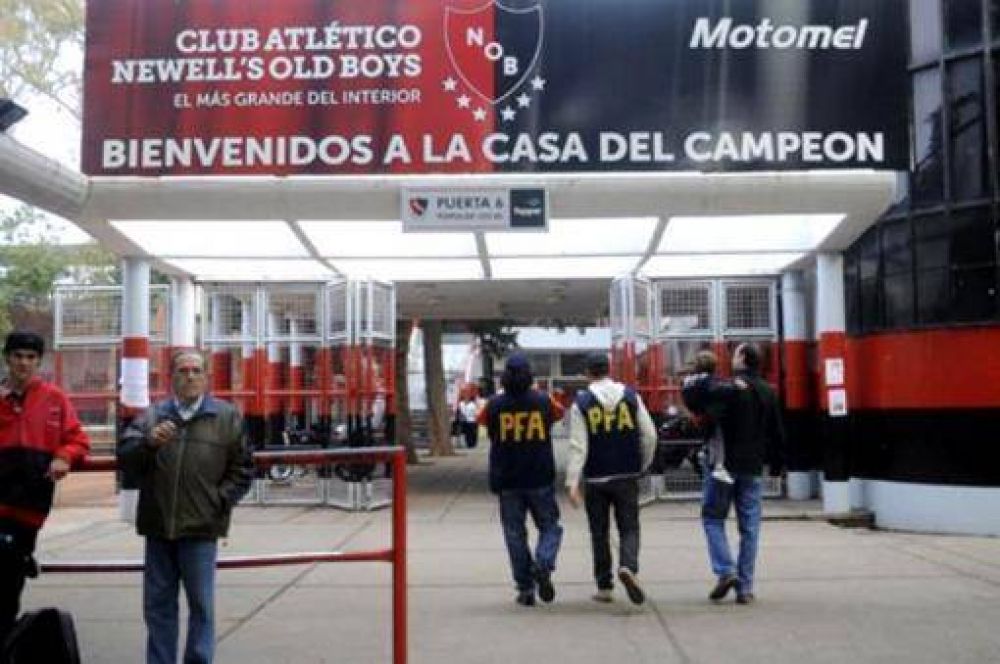 Hallan a un joven asesinado a pu�aladas en la puerta del estadio de Newell�s