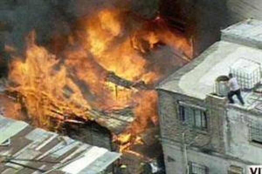 Por un incendio en Boulogne los vecinos se refugiaron en los techos