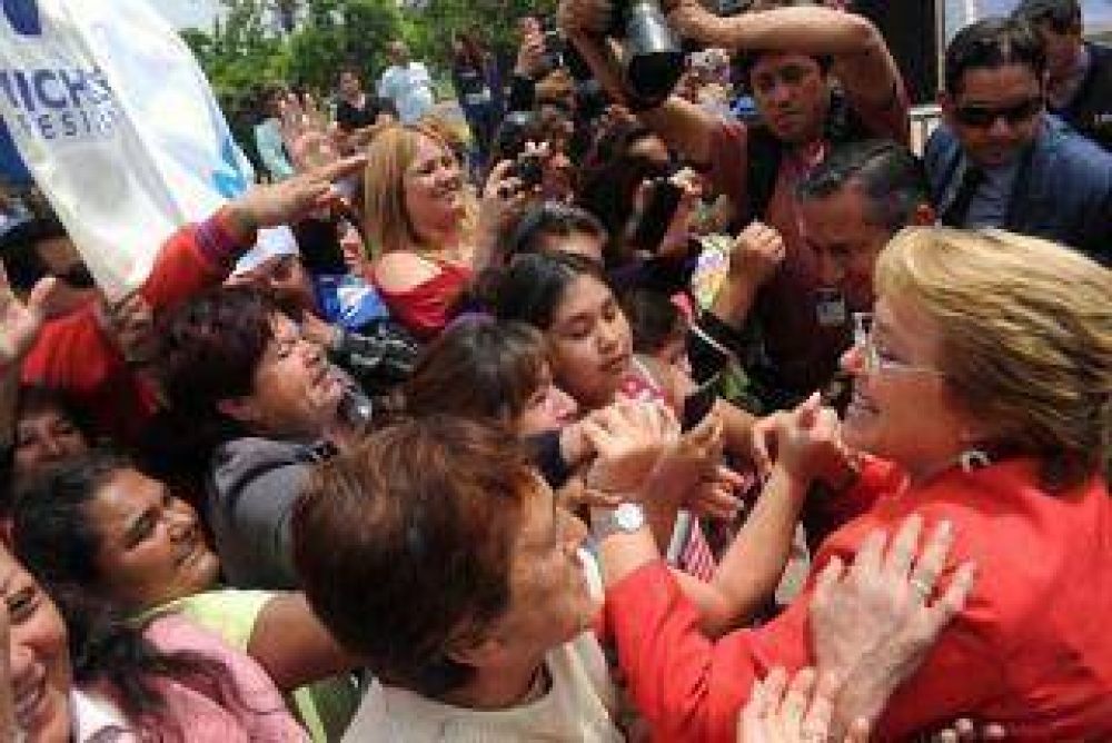 Michelle Bachelet se meti de lleno en la campaa para el balotaje en Chile