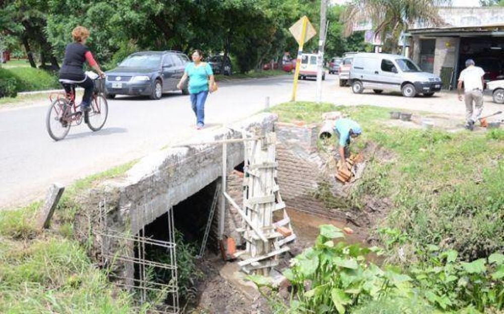 Tras el reclamo de vecinos, construyen puente peatonal en un barrio