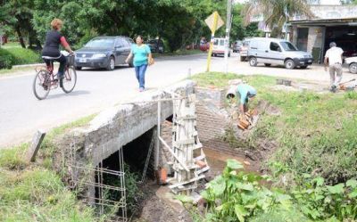 Tras el reclamo de vecinos, construyen puente peatonal en un barrio