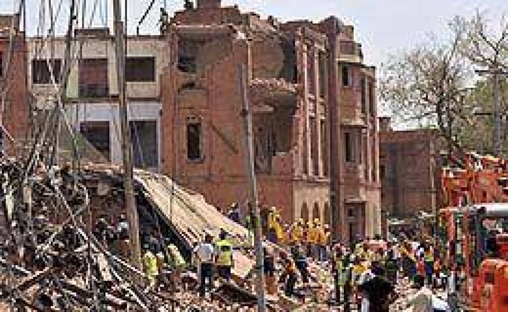 Pakist�n: al menos 24 muertos y m�s de 300 heridos por atentado con coche bomba 