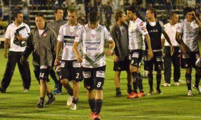Instituto no jug� bien y perdi� 2-1 en su visita a San Mart�n de San Juan. Chiarini fue la figura. La �nica buena fue el retorno de Vel�zquez, que adem�s convirti�.