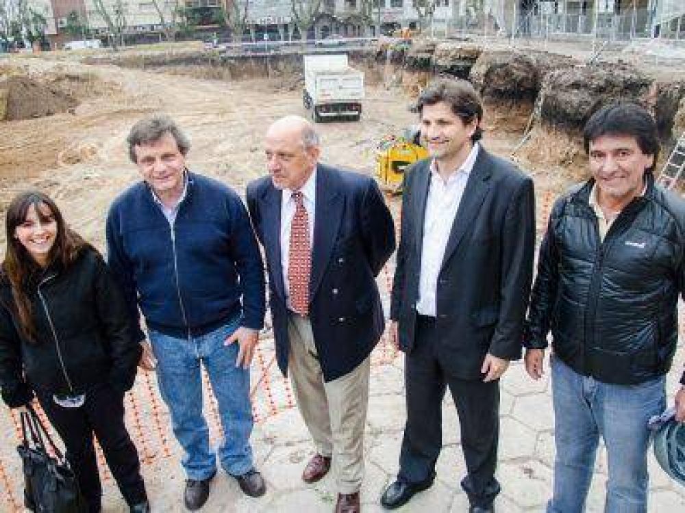 Presupuesto 2014: sin foto oficial; Pulti se borr�; todo rojo