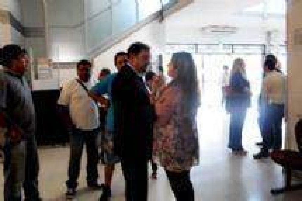 El Intendente Miguel Isa volvi� a recorrer el Centro C�vico para dialogar con los municipales y atender a los vecinos