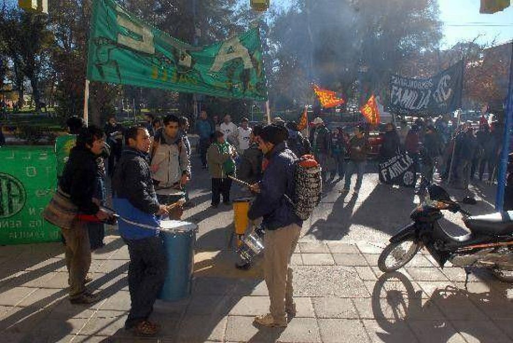 La protesta de CTA sum� reclamos de varios sectores en Roca