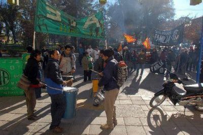 La protesta de CTA sum� reclamos de varios sectores en Roca