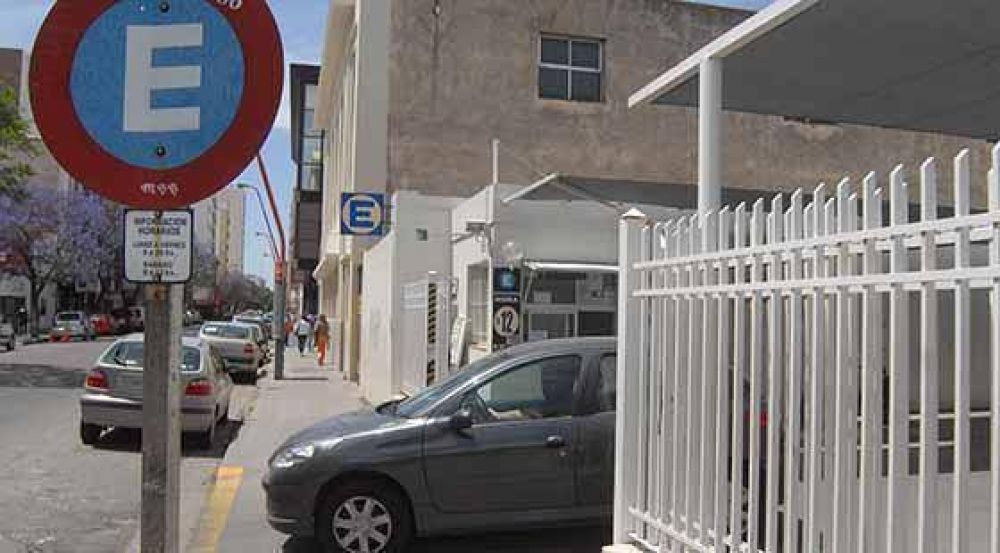 Parqu�metros: algunos se quejan y otros celebran