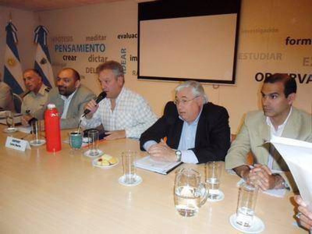 Villalva apareci� con Baudaux y se van Bensusan de Seguridad y Alvarez de Trabajo
