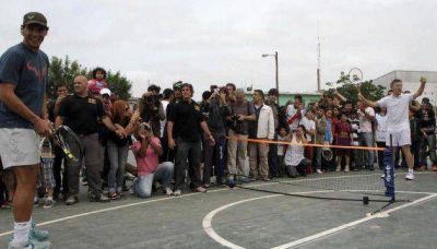 Rafael Nadal jug� al tenis con chicos de la Villa 20 de Lugano