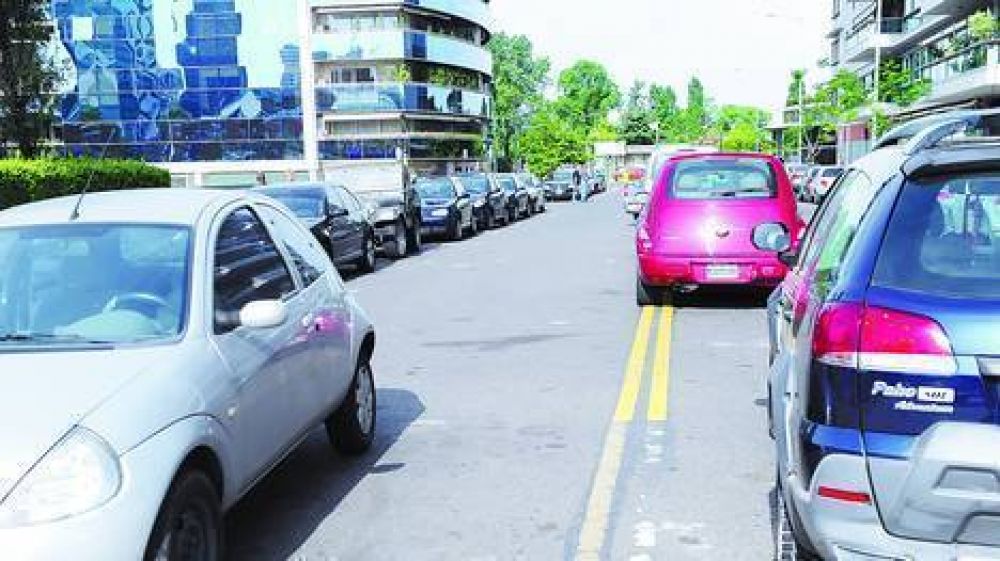Pese a la gr�a, siguen dejando los autos mal estacionados